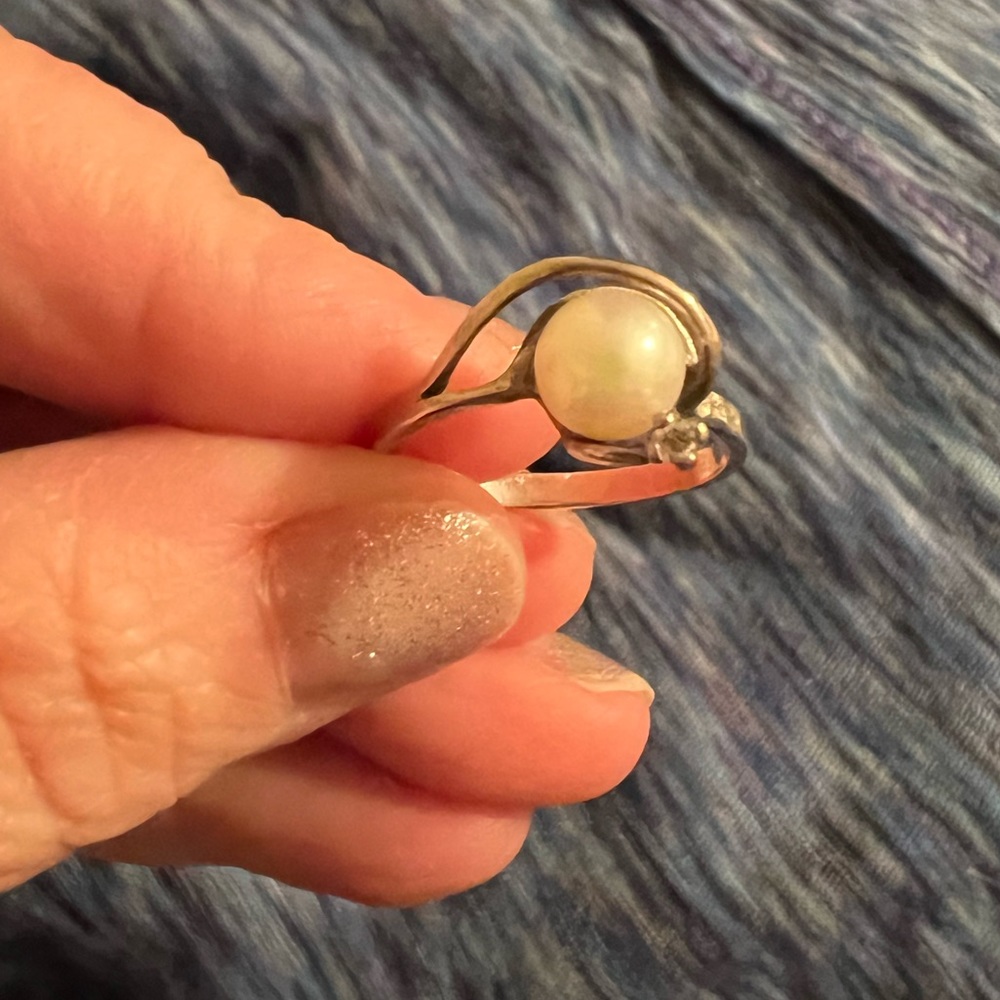 Silver ring with white pearl